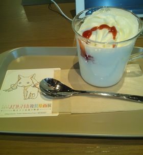 CAFE Lab.のキュゥべえメニュー「ホワイトチョコミルク」